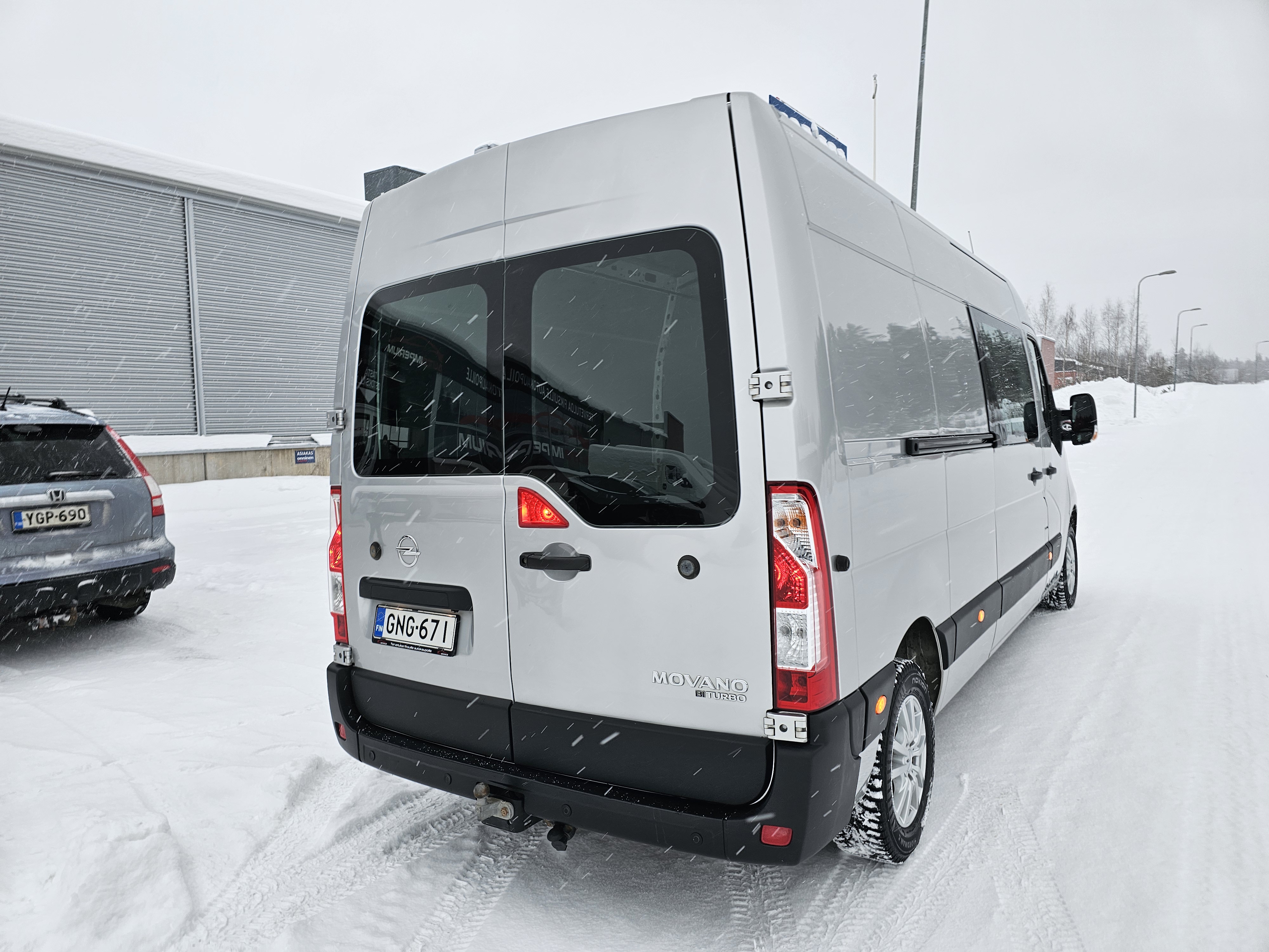 Opel Movano takaa